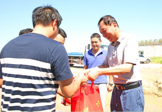 1534387167662947.jpg 钟总慰问-1.jpg